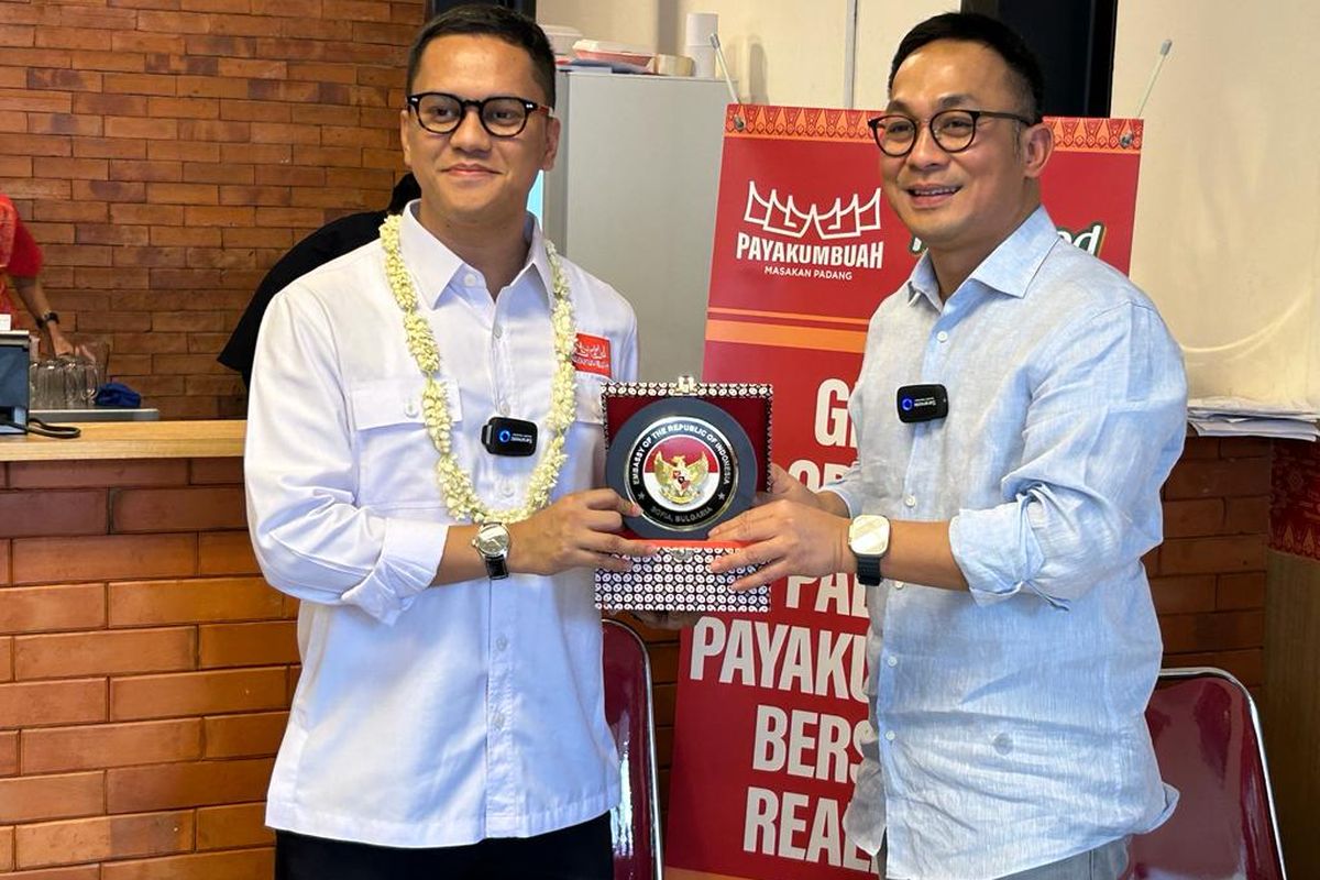 Dubes LBBP RI untuk Bulgaria merangkap Albania Dan Makedonia Utara,
Iwan Bogananta, memenuhi undangan acara peresmian pembukaan gerai ke-4 Rumah Makan
Padang Payakumbuah milik Arief Muhammad di wilayah Bintaro Jakarta.