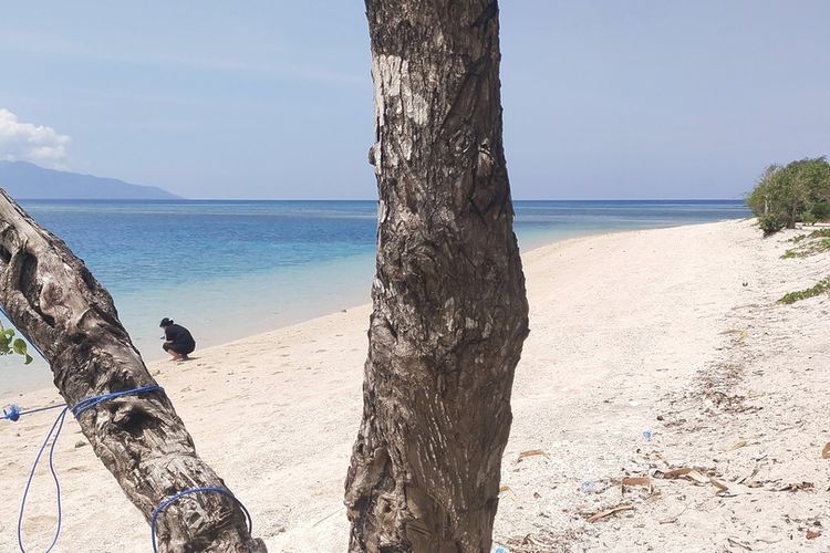 Pantai Enabara, Kecamatan Maurole, Kabupaten, FLores, NTT merupakan satu destinasi pantai berpasir putih di jalur pantai Utara (Pantura) dari Pulau Flores, NTT, Jumat, (4/11/2022). (KOMPAS.com/MARKUS MAKUR)