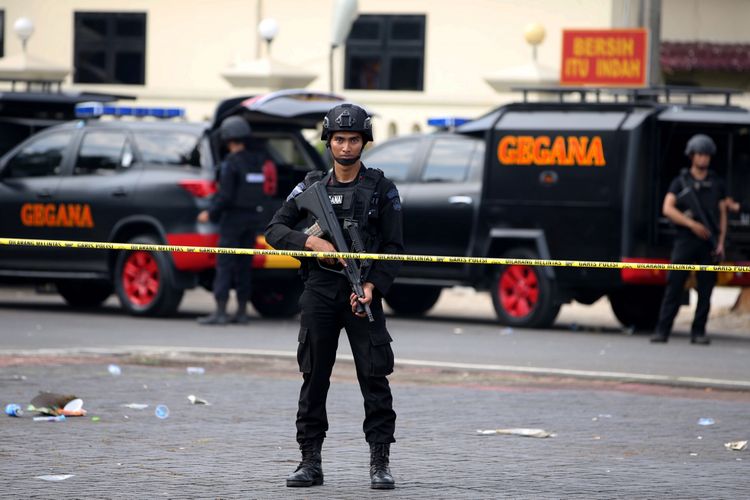 Suasana di dalam Mako Brimob Kelapa Dua, Depok pasca kerusuhan yang dilakukan narapidana terorisme, Kamis (10/5/2018). Sebanyak 145 narapidana terorisme yang menguasai Rutan Cabang Salemba Mako Brimob menyerahkan diri setelah dilakukan operasi Polri. 

