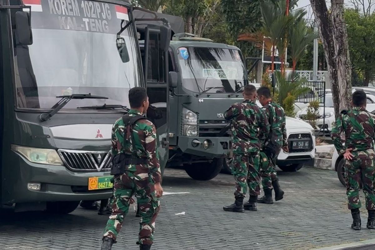 Puluhan personel TNI dikerahkan untuk menjaga kantor Kejaksaan Tinggi Kalimantan Tengah di Kota Palangka Raya, Selasa (20/5/2025).