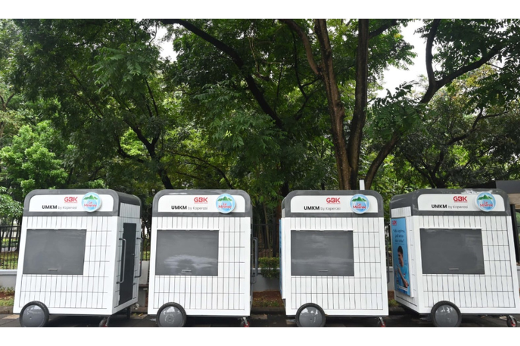 Le Minerale membagikan gerobak usaha kepada pelaku UMKM di kawasan Stadion Gelora Bung Karno (GBK), Senayan, Jakarta.