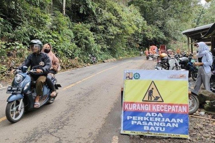 Jalan poros Maros - Bone tepatnya di Hutan Karaenta, akan kembali ditutup, Senin (4/3/2023). 
