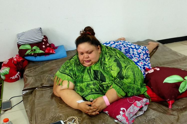 Titi Wati (37) alias Titin melakukan timbang berat badan di RS Doris Sylvanus Palangkaraya, Senin (14/1/2019).