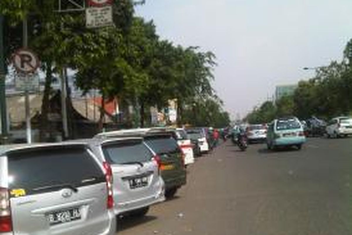 Kendaraan parkir di bahu Jalan Kramat Raya Jakarta Pusat, padahal terdapat rambu dilarang parkir di sepanjang kawasan tersebut, Rabu (25/9/2013)