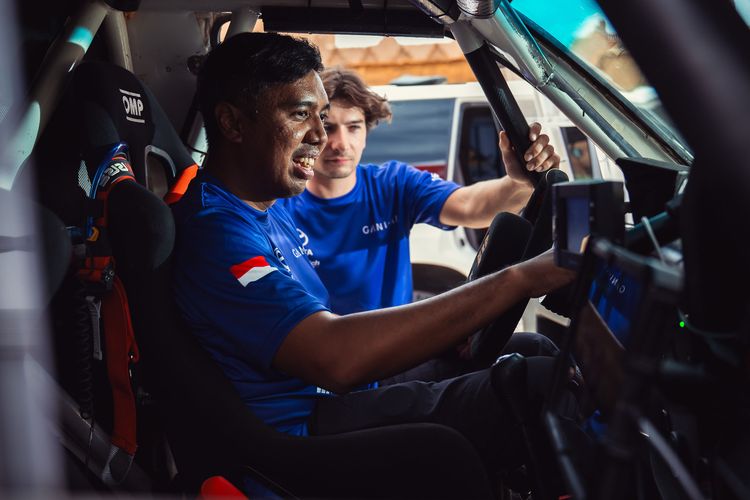 Julian Johan bersama timnya latihan di Gurun Sahara jelang Rally Dakar 2026