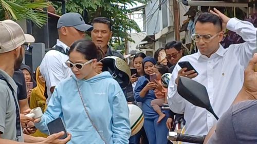 Datang Naik Motor, Raffi Ahmad dan Nagita Slavina Nyoblos Pilkada 2024 di TPS Cinere