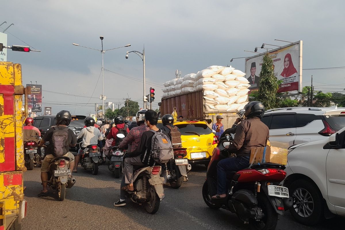 Pemudik motor melintasi jalur pantura Karawang, Jawa Barat pada Minggu (16/4/2023) sore.