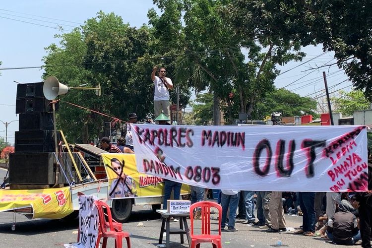 Ratusan pesilat yang tergabung dalam Forum Koordinasi Pecinta Budaya (Forkopinda) menggelar unjuk rasa di depan halaman Mapolres Madiun di Jalan Soekarno-Hatta, Kota Madiun, Jawa Timur, Rabu (11/10/2023).