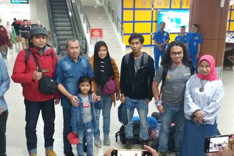 Gubernur Riau, Syamsuar saat menyambut kedatangan lima WNI asal Riau dari Natuna, di Bandara SSK II Pekanbaru, Sabtu (15/2/2020) malam.