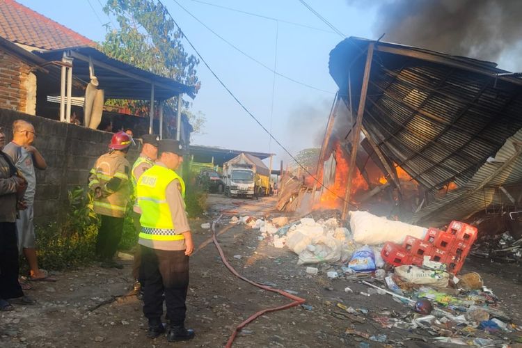 Gudang Rongsok di Boja Kendal Terbakar, Kerugian Ditaksir Rp 500 Juta