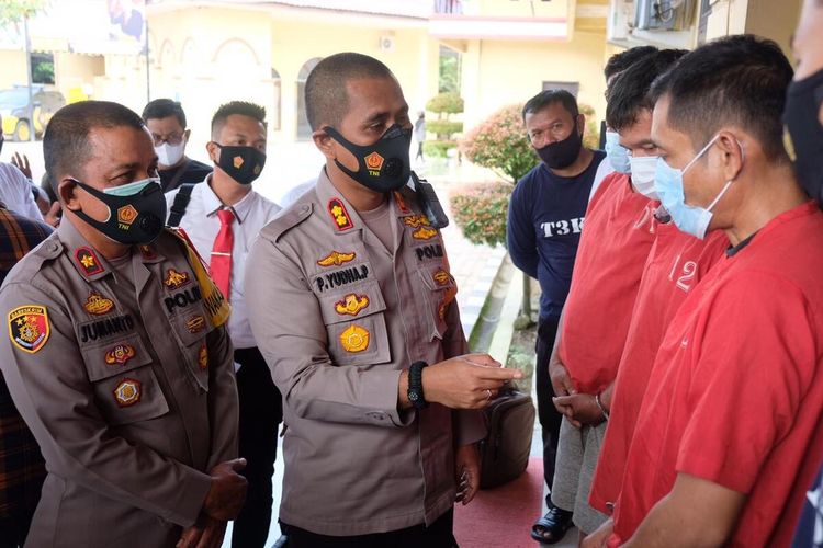 Kapolres Tanjung Balai, AKBP Putu Yudha Prawira menginterogasi para pelaku penculikan terhadap remaja berusia 14 tahun. Tiga orang tertangkap dan dua orang lainnya masih dalam pencarian. Penculikan itu terjadi adanya utang piutang.