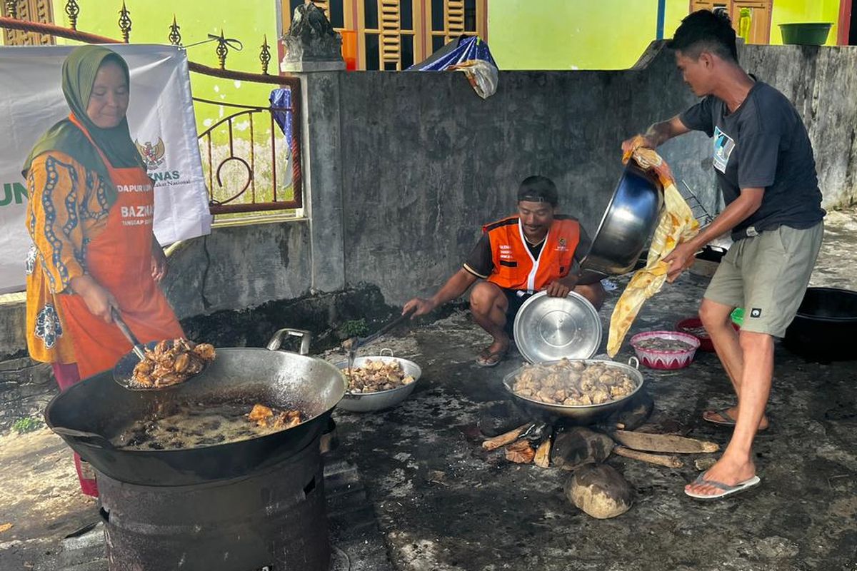 Warga membantu memasak di dapur umum yang didirikan BAZNAS di Sibolga dan Tapanuli Tengah.
