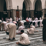 Sholat Berjamaah Dimulai, Bolehkah Menyelesaikan Sholat Sunnah?