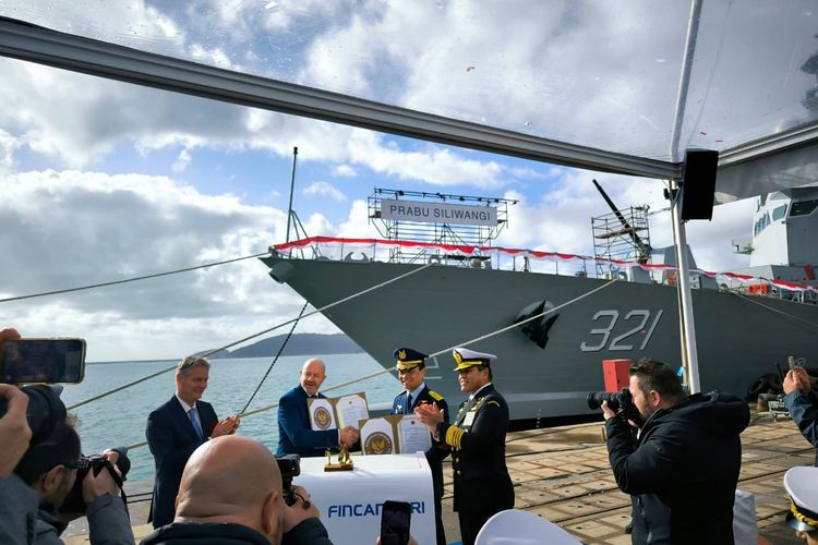 Kepala Staf Angkatan Laut (KSAL) Laksamana TNI Muhammad Ali saat menghadiri upacara pemberian nama dua kapal perang buatan Italia untuk TNI Angkatan Laut, di Italia, Rabu (29/1/2025).