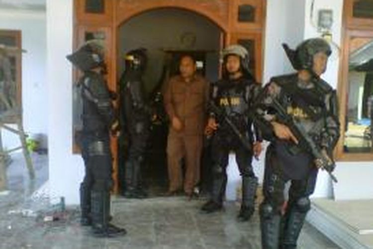 Penggerebekan rumah bandar sabu-sabu di Desa Campor, Kecamatan Proppo, mendapat perlawanan warga.