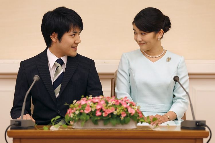 Foto ini diambil pada 3 September 2017 menampilkan Putri Mako dan kekasihnya Kei Komuro saat mengumumkan pertunangan mereka di Akasaka East Residence,Tokyo. 