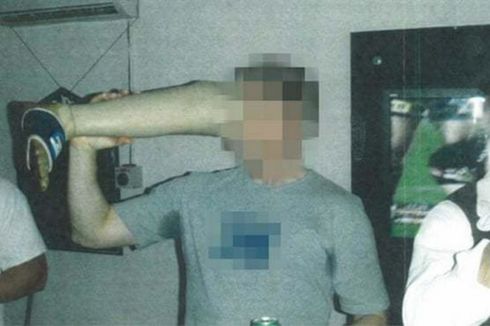 Bocor di Internet, Tentara Australia Minum Bir dari Kaki Palsu Milisi Taliban yang Sudah Mati
