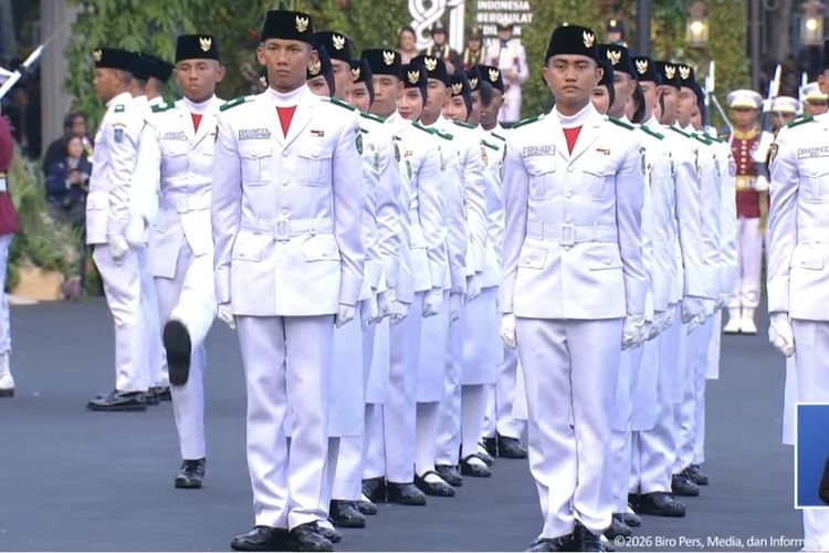 Tepuk Tangan Bangga Berkali-kali Warnai Aksi Paskibraka dalam Upacara Penurunan Bendera di Istana