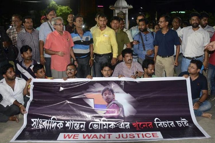 Persatuan jurnalis India memblokade jalan sebagai bentuk protes kasus pembunuhan rekan mereka Shantanu Bhowmick.
