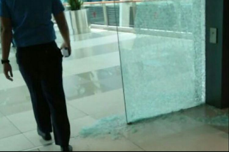 Salah satu kaca di Terminal 3 Bandara Soekarno-Hatta yang pecah akibat gempa, Selasa (23/1/2018) siang.