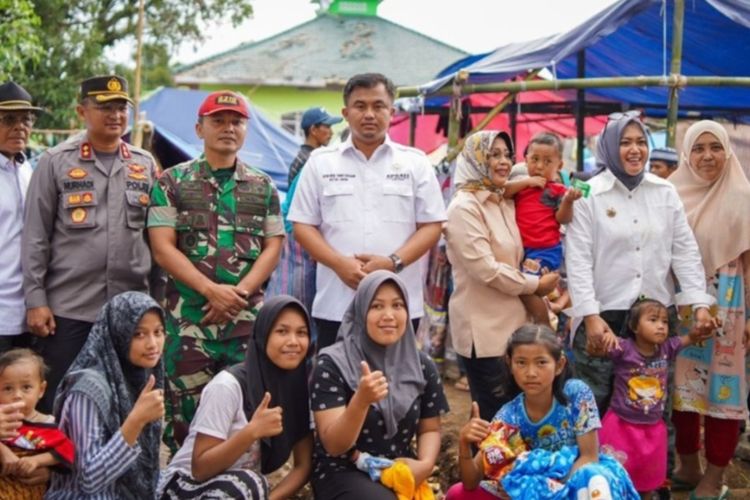 Bupati Dharmasraya Sutan Riska (baju putih tengah) foto bersama dengan warga usai menyerahkan bantuan untuk korban gempa di Cianjur, Rabu (30/11/2022)