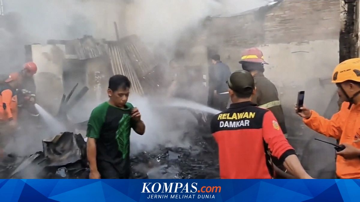 Akses Sempit dan Minim Air, Petugas Berjibaku Padamkan Kebakaran 8 Rumah di Wonosobo