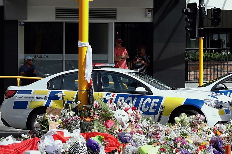 Warga kota Christchurch, Selandia Baru menunjukkan rasa bela sungkawa dengan meletakkan karangan bunga untuk mengenang korban penembakan masjid di kota itu, Sabtu (16/3/2019). 