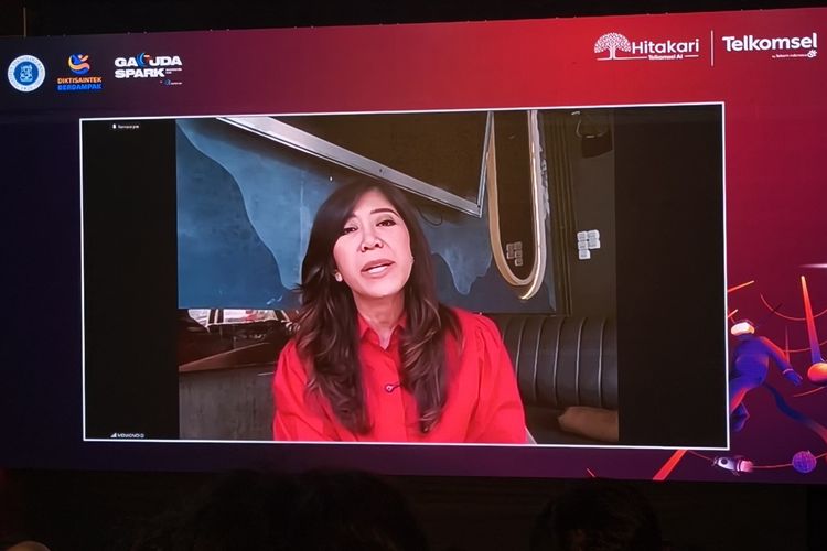 Menteri Komunikasi dan Digital (Menkomdigi) Meutya Hafid yang tampil secara online dalam acara peluncuran AI Innovation Hub di Bandung, Jawa Barat, Selasa (16/12/2025).