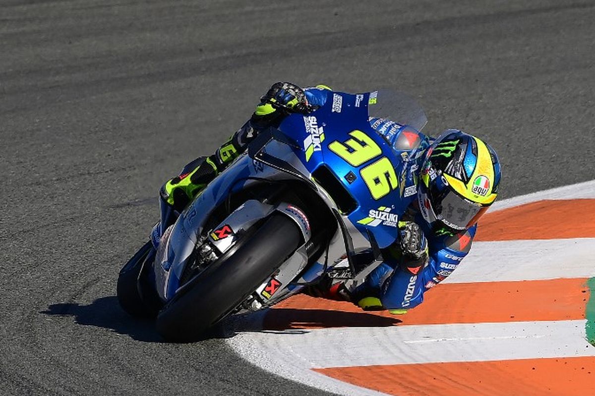 Joan Mir saat berlaga di MotoGP Valencia. (Photo by LLUIS GENE / AFP)