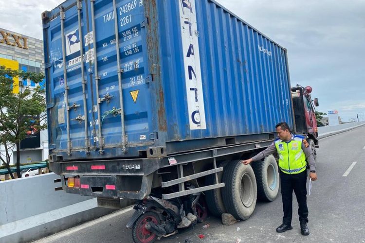 Petugas Satlantas Polresta Pekanbaru melakukan olah TKP pada kasus kecelakaan lalulintas yang melibatkan sepeda motor dan truk kontainer, di atas fly over di Jalan Soekarno Hatta, Kota Pekanbaru, Riau, Senin (6/2/2023).