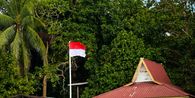 Kapan Bendera Merah Putih di Depan Rumah Boleh Diturunkan?
