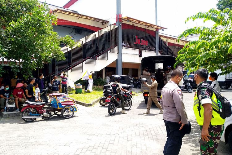 Personel Satpol PP dan polisi mulai meninggalkan lokasi setelah batal menyegel tempat hiburan malam yang ada di kompleks Pasar Legi, Kota Blitar karena mendapatkan perlawanan dari pekerja dan pemilik, Rabu (2/3/2022)