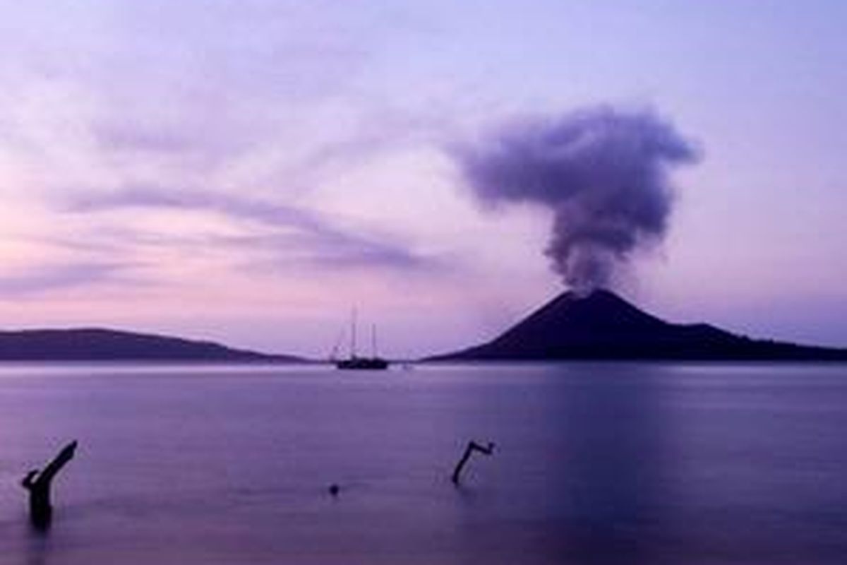 Gunung Anak Krakatau di Selat Sunda tampak mengepulkan asap. Meski aktivitas vulkanik masih berlangsung gunung ini tetap ramai dikunjungi wisatawan yang senang dengan wisata petualangan.