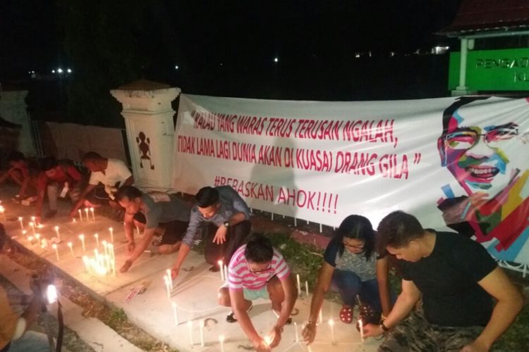PHOTO:Warga Kota Kupang, Nusa Tenggara Timur, sedang membakar 1.000 lilin di depan Kantor Pengadilan Tinggi NTT, Selasa (9/5/2017) malam, dengan tujuan agar Ahok segera dibebaskan