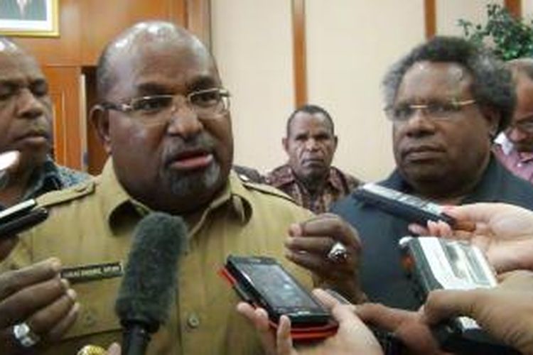 Gubernur Papua, Lukas Enembe (tengah) didampingi Bupati Kabupaten Mimika, Eltinus Omaleng (kanan) saat ditemui di Kantor Gubernur Papua, Selasa (17/2/2015).