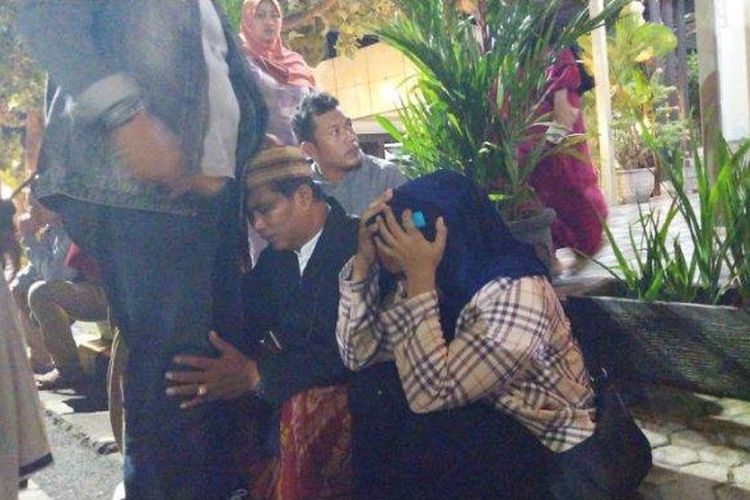 KMP Tunu Pratama Jaya Tenggelam di Selat Bali, Keluarga Korban Datangi Pelabuhan Ketapang