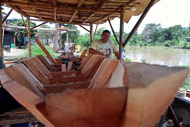 Abah Karun (66) seorang pengrajin perahu tongkang asal Kecamatan Baleendah, Kabupaten Bandung, Jawa Barat, yang hingga kini masih bertahan membuat perahu. Perahu buatan Abah Karun sangat bermanfaat bagi warga yang kerap terkena dampak banjir Bandung Selatan.