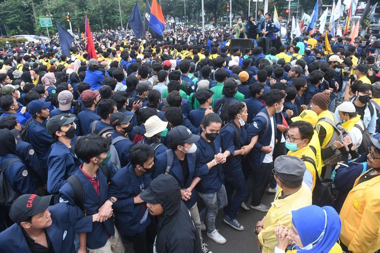 Sejumlah mahasiswa menggelar aksi unjuk rasa 21 April di kawasan Patung Kuda, Jakarta, Kamis (21/4/2022). Aksi tersebut diikuti oleh ribuan mahasiswa dari berbagai perguruan tinggi untuk memprotes pemerintah.