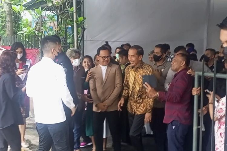 Presiden Joko Widodo saat hadir di Gereja Katedral, Kota Bogor, pada ibadah misa hari raya Natal, Gereja Katedral, Jalan Kapten Muslihat, Kota Bogor, pada Minggu (25/12/2022) berlangsung.