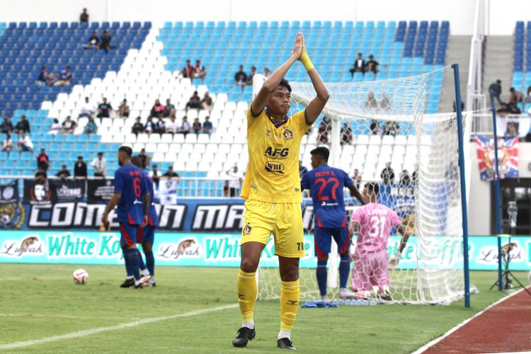 Pemain Persik Kediri Vava Mario Zagalo selebrasi usai mencetak gol ke gawang Arema FC pada laga pekan ke-32 Liga 1 2024-2025 di Stadion Kanjuruhan Kepanjen, Kabupaten Malang, Minggu (11/5/2025) sore.
