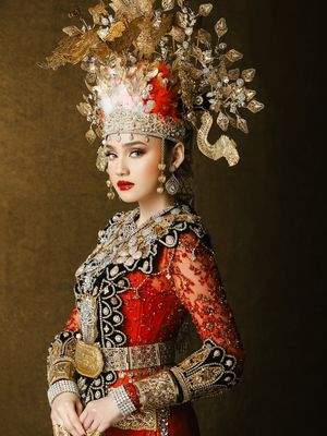 Syifa Hadju dan El Rumi tampil serba merah dalam busana adat Gorontalo saat prewedding. Detail mahkota hingga ornamen emas jadi sorotan.