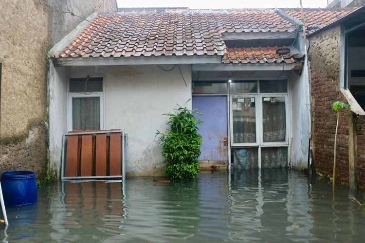 Ketua RW 10 Komplek GBI, Ahmad Sanusi (58) saat diwawancarai terkait banjir yang kerap melanda Komplek GBI, Desa Buahbatu, Kecamatan Bojongsoang, Kabupaten Bandung, Jawa Barat, Selasa (4/3/2025)