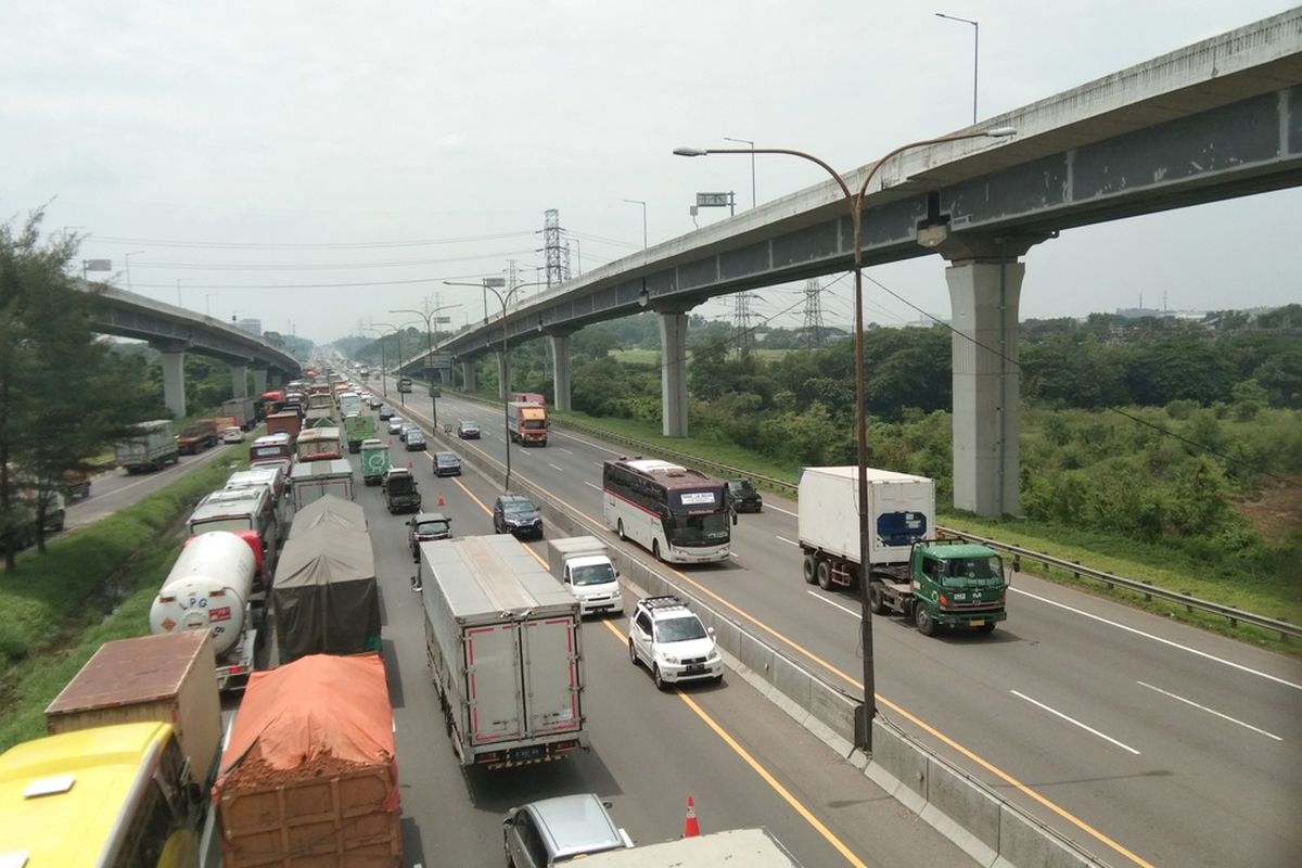 Kemacetan di Kilometer 47 tol Jakarta-Cikampek arah menuju Cikampek pada pukul 11.40 WIB, Senin (28/3/2022).
