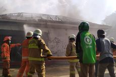 Ruko dan Gudang Rongsok Terbakar di Grogol Utara, Saksi: Muncul Api di Karpet Talang Air