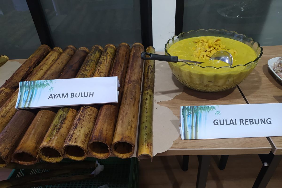 Hidangan olahan makanan mulai dari gulai bambu muda atau gulai rebung hingga makanan ayam buluh yang melalui proses pemasakan menggunakan batang bambu saat kegiatan diskusi media mengenai Bambu, Masa Lalu, Sekarang, dan Masa Depan di Yayasan Kehati, Jakarta, Rabu (31/5/2023).