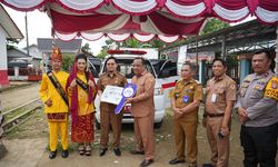 Mudahkan Akses Warga ke Puskesmas dan RS, Bupati HST Serahkan 3 Unit Ambulans Desa