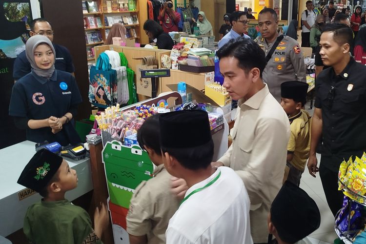 Wapres Gibran saat ngobrol dengan salah satu anak saat traktir alat tulis gratis pada kunjungan kerja Banyuwangi, Senin (23/6/2025).