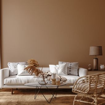 Ilustrasi ruang tamu dengan warna cat dinding coklat. 