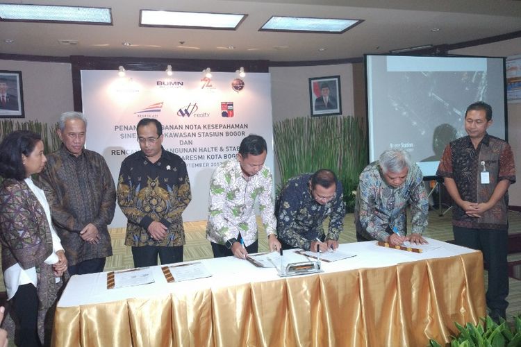 Penandatanganan Nota Kesepahaman Sinergi TOD Kawasan Stasiun Bogor dan Rencana Pembangunan  Halte Sukaresmi  Kota Bogor di Kementerian Badan Usaha Milik Negara (BUMN), Jakarta, Senin (11/9/2017).