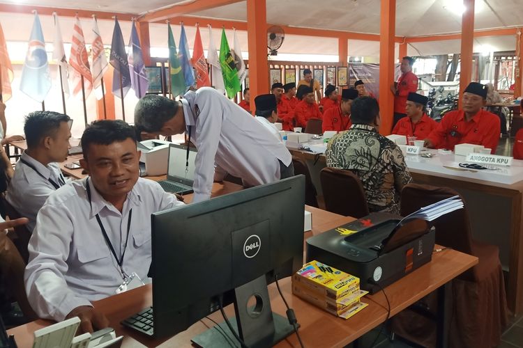 Petugas KPU Pemalang sedang melakukan pengecekan berkas pendaftaran Bacaleg dari PDI Perjuangan